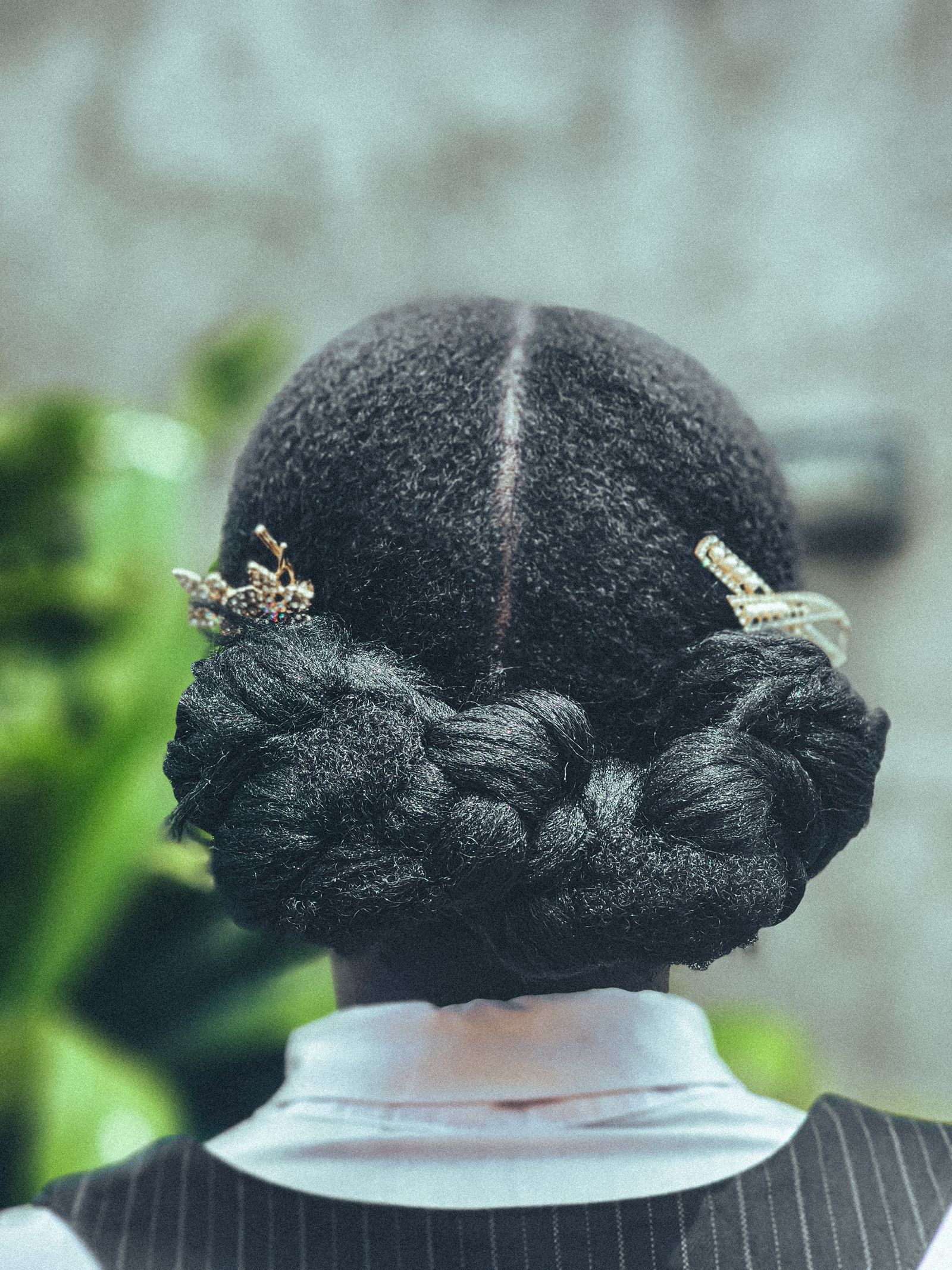 ヘアアクセサリーをあしらった編み込みアップの後ろ姿