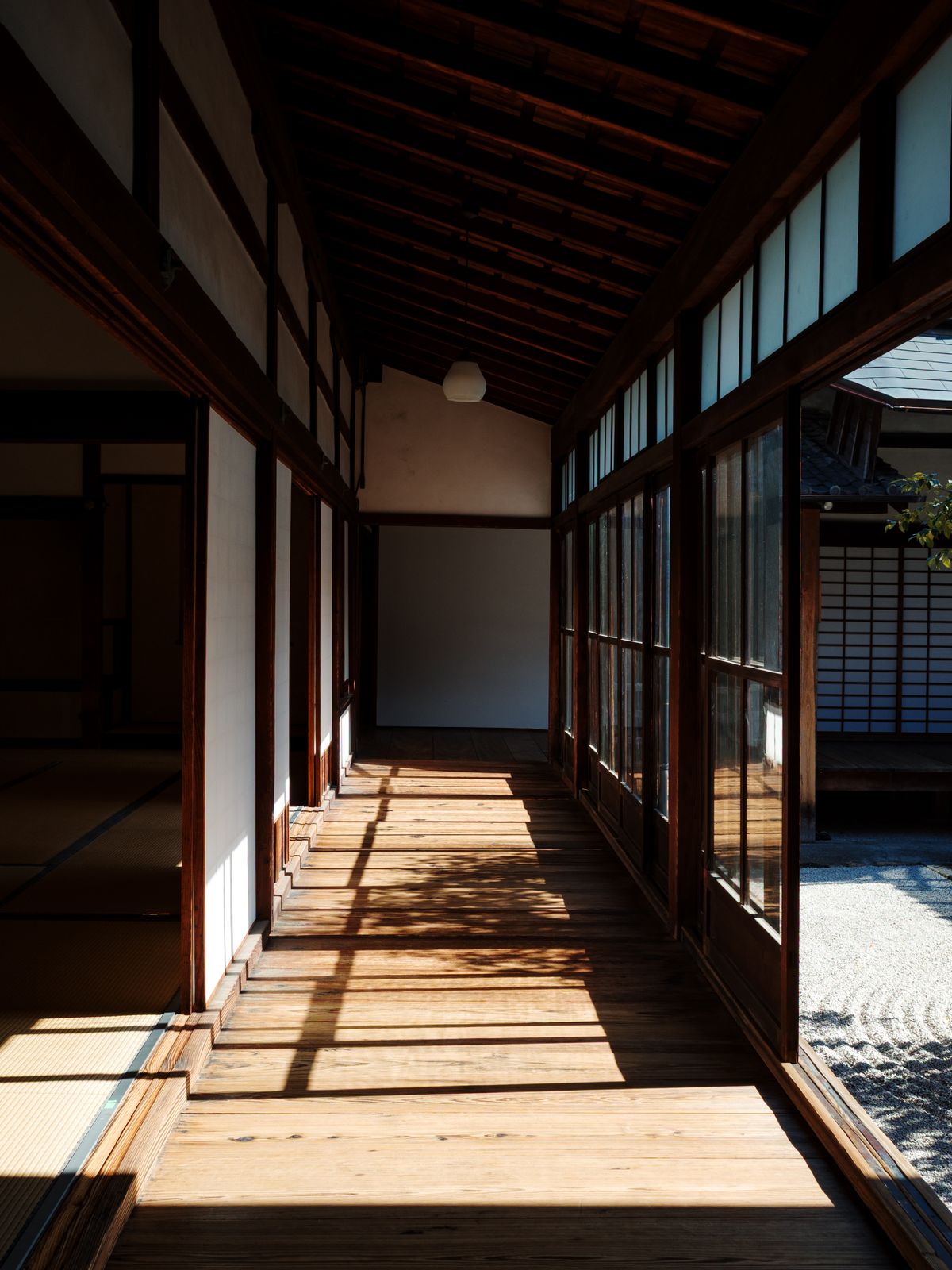 日の差し込む縁側と木の廊下（ストックフォト・イメージ）