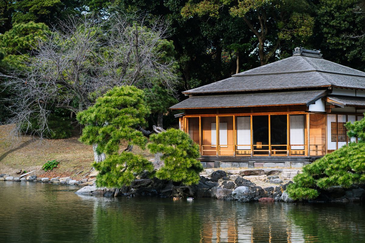 水辺に建つ木造平屋の外観（ストックフォト・イメージ）