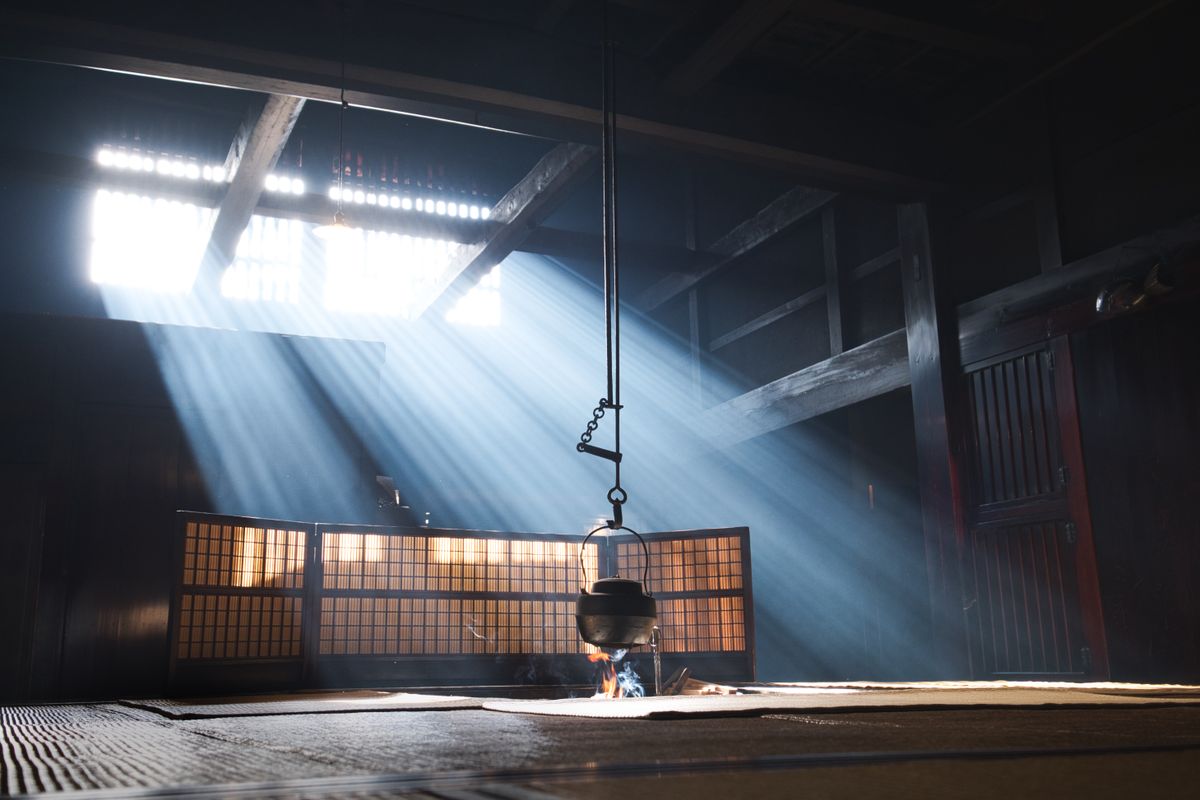 囲炉裏のある土間の内観（ストックフォト・イメージ）