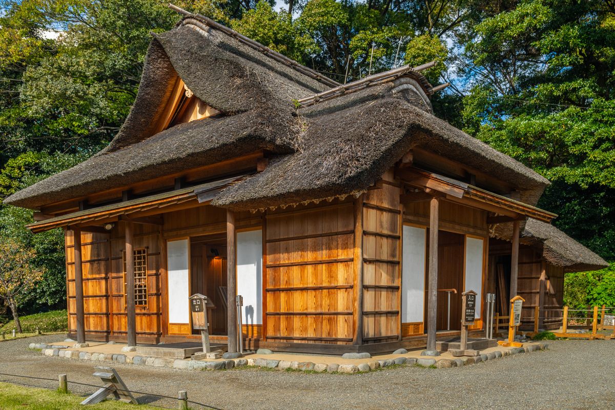 茅葺屋根の木造民家（ストックフォト・イメージ）