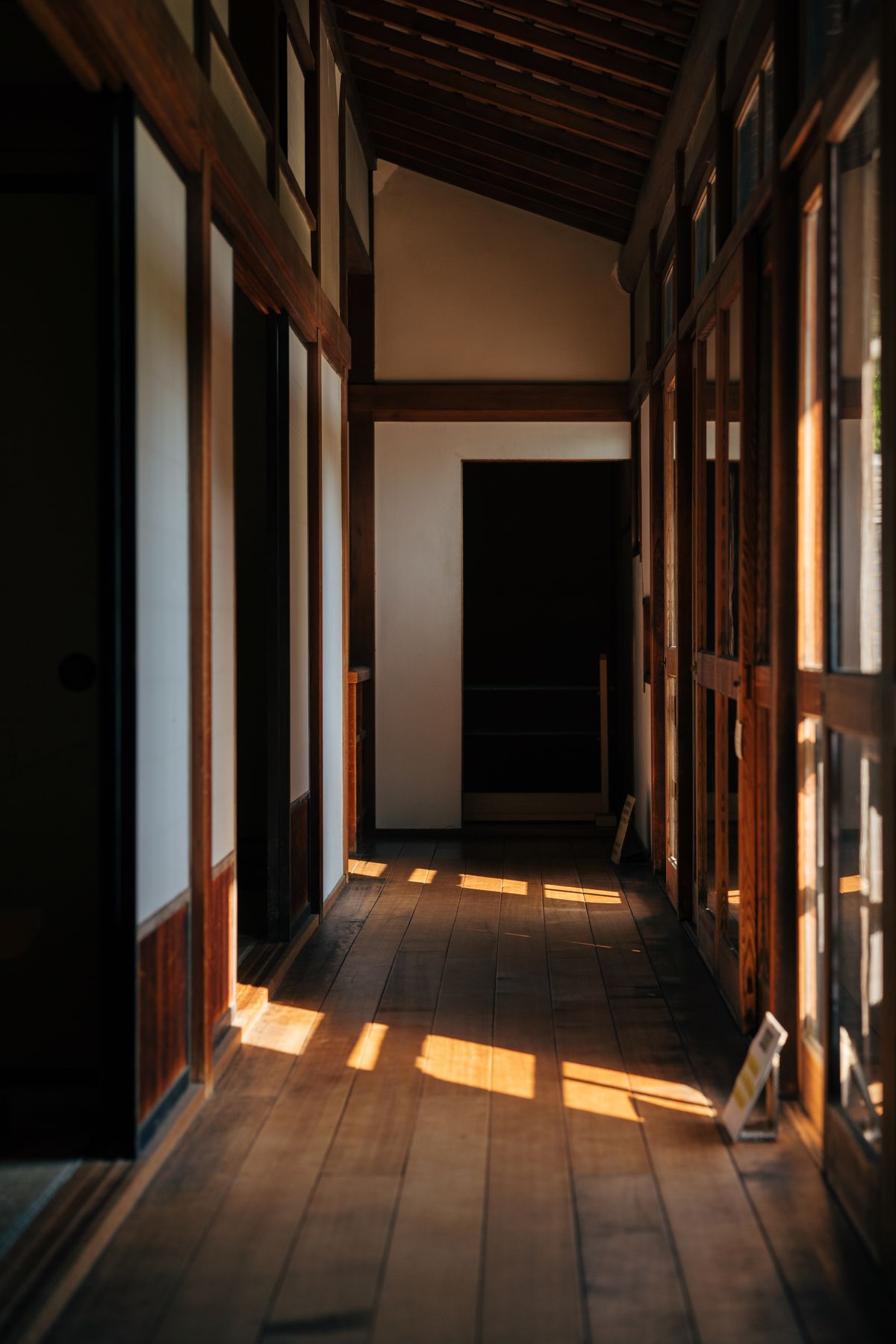 木の廊下と建具の内観（ストックフォト・イメージ）