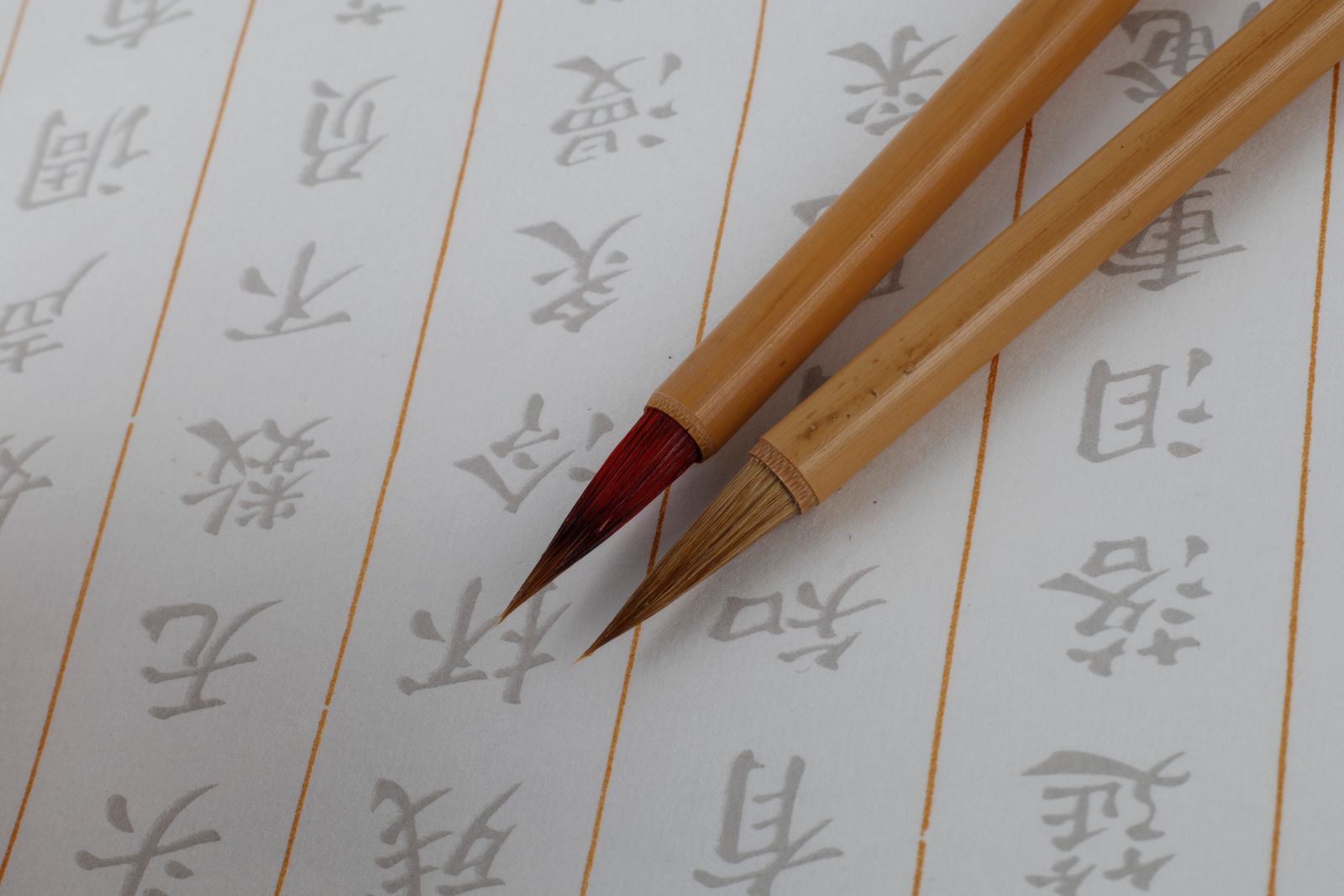 筆で字形を確認する紙