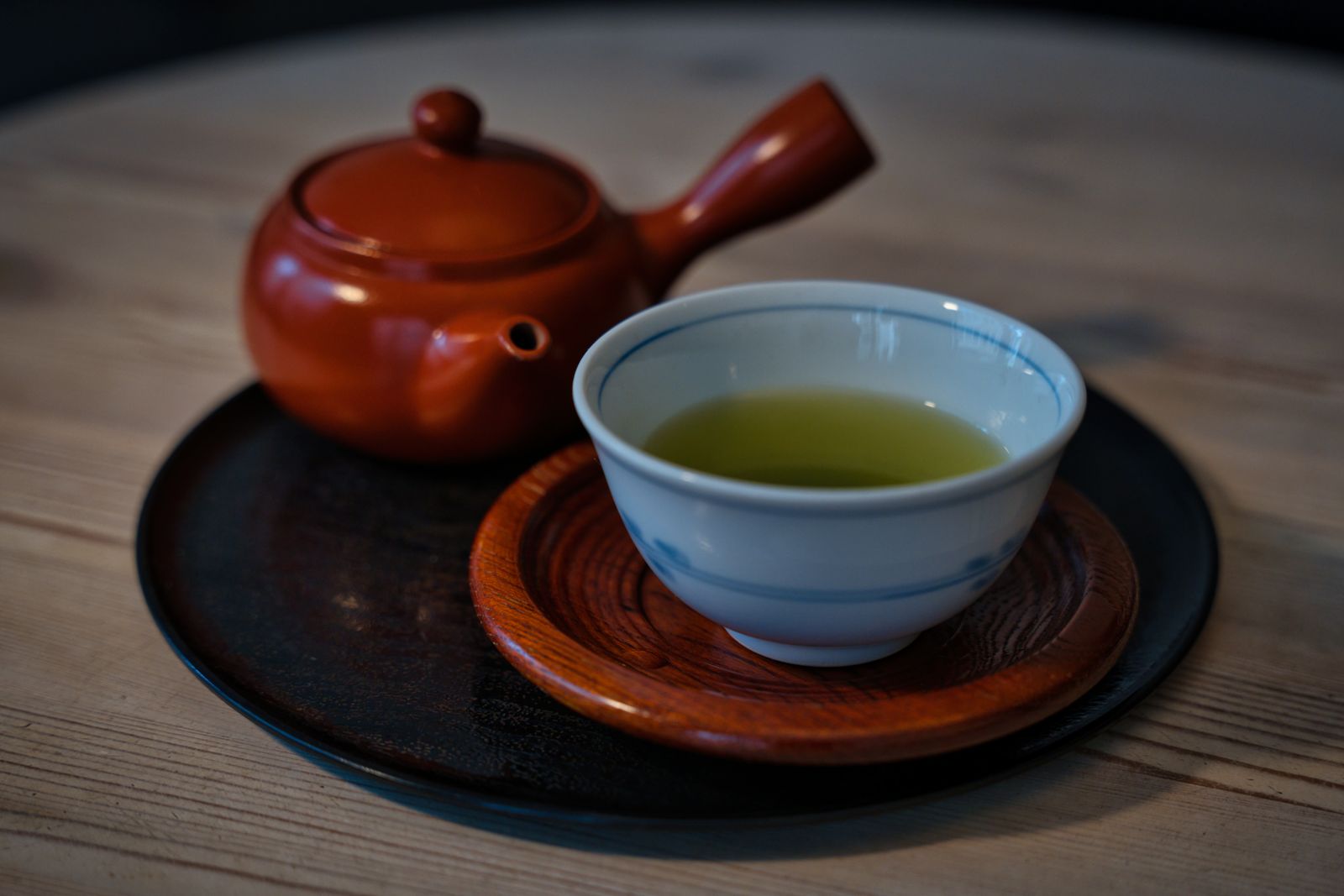 朱泥の急須と染付の湯呑に注がれた緑茶