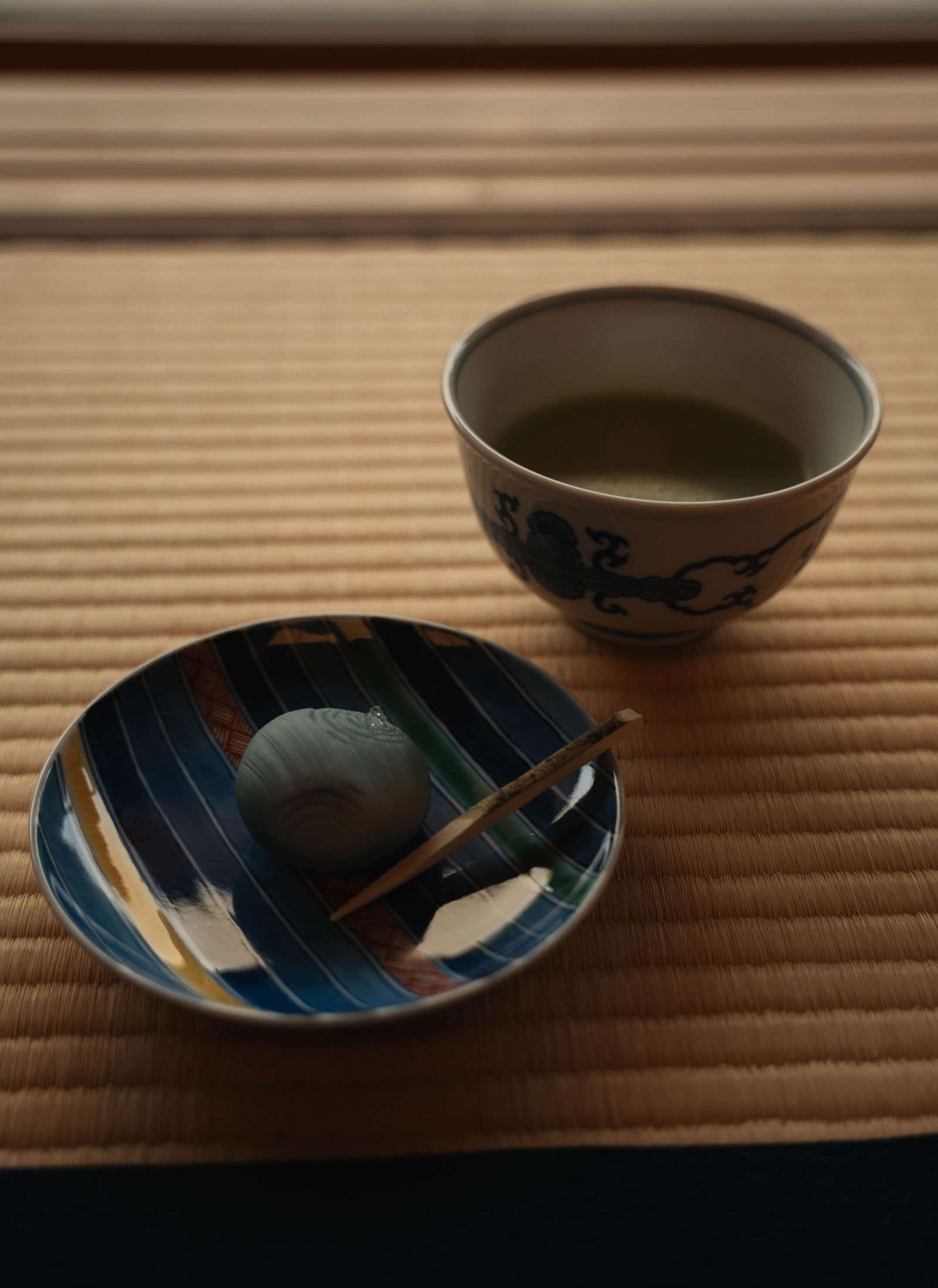 畳の間に置かれた青磁色の上生菓子と煎茶