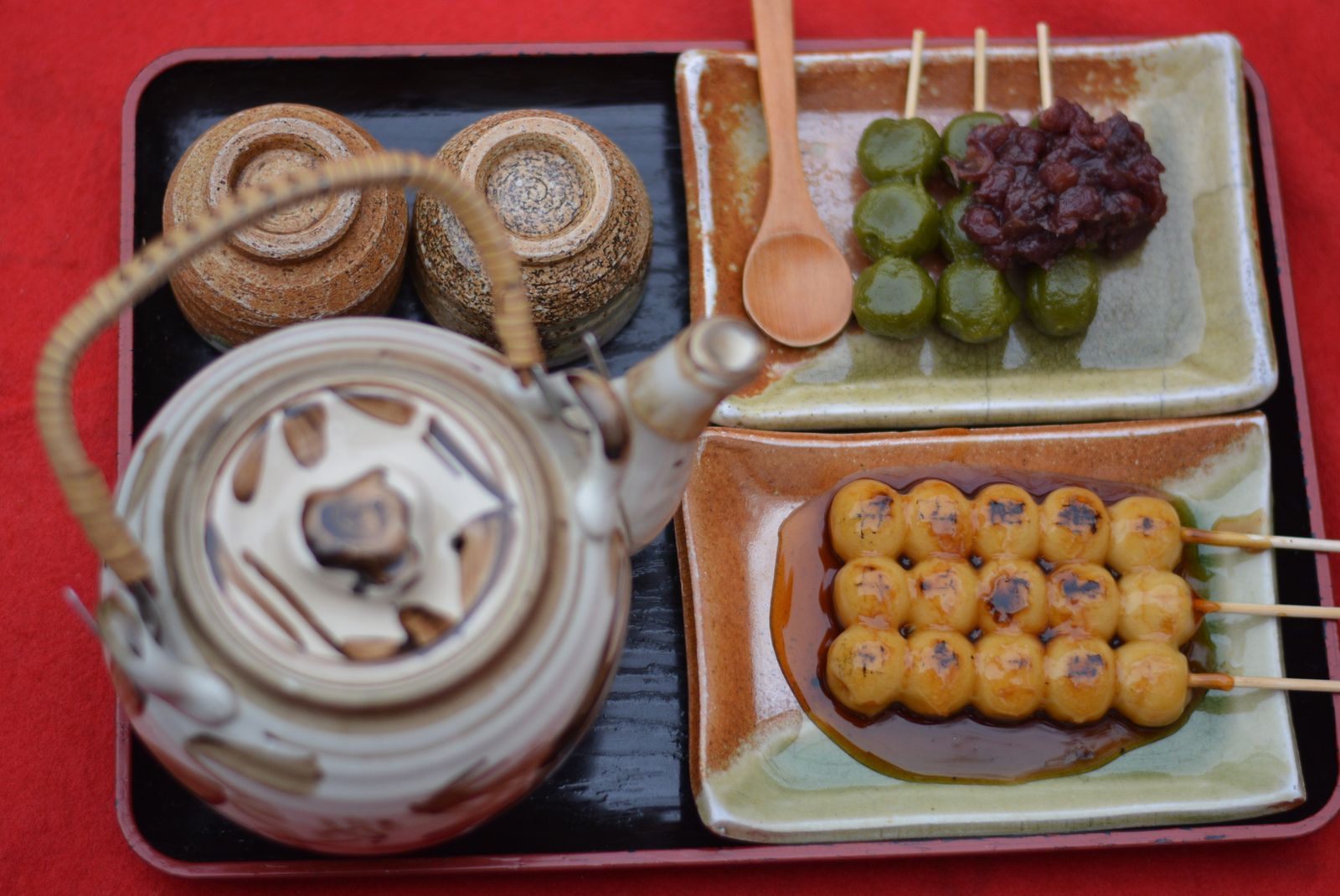 草団子・餡のせ団子・みたらし団子と急須を載せた盆