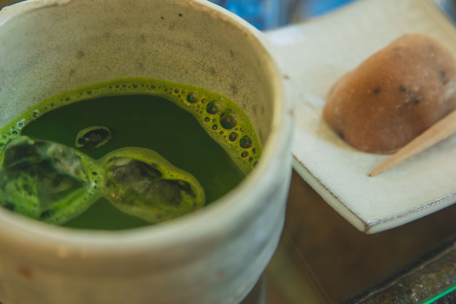 氷を浮かべた冷やし抹茶と餅菓子